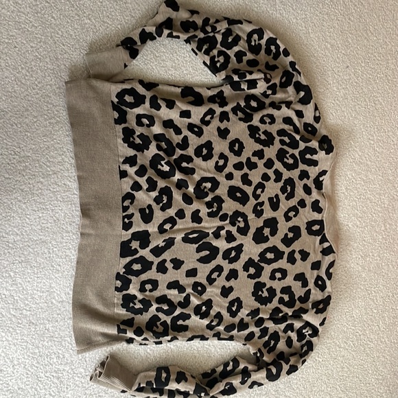 Lightweight Animal print black and tan cardigan with button closure - Picture 4 of 11